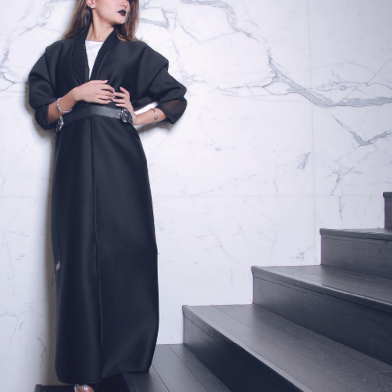 عباية مميّزة باللون الأسود بقصّة عصرية بلمسات ايدجي من تصميم ضحى النهاري