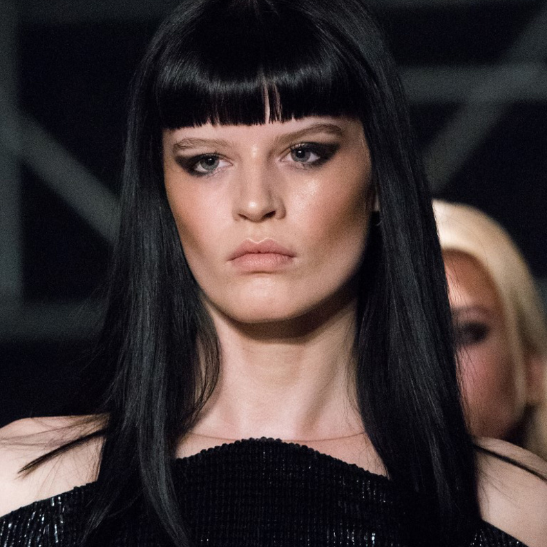 مناكير باللون النيلي مع الخطوط السوداء من ‏Sadie Williams