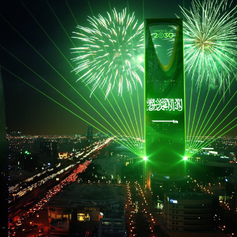 برج المملكة في الرياض يتألق في اليوم الوطني