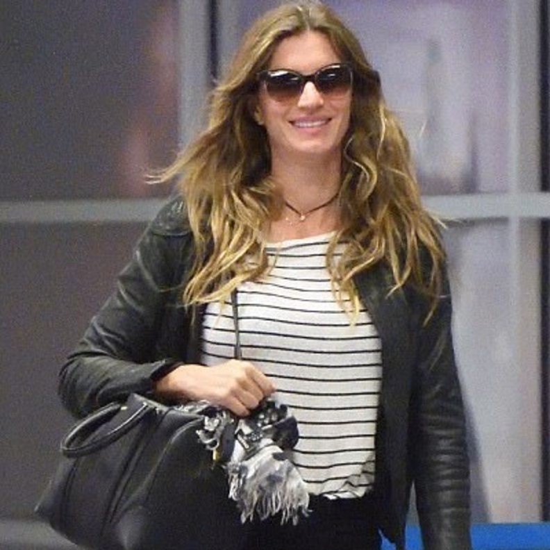 جيزيل بوندشين ظهرت بابتسامة عريضة في مطار جون كنيدي