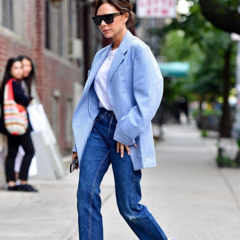 فيكتوريا بيكهام ‏‎ Victoria Beckhamترتدي بنطلون الجينز مع التوبات الطويلة