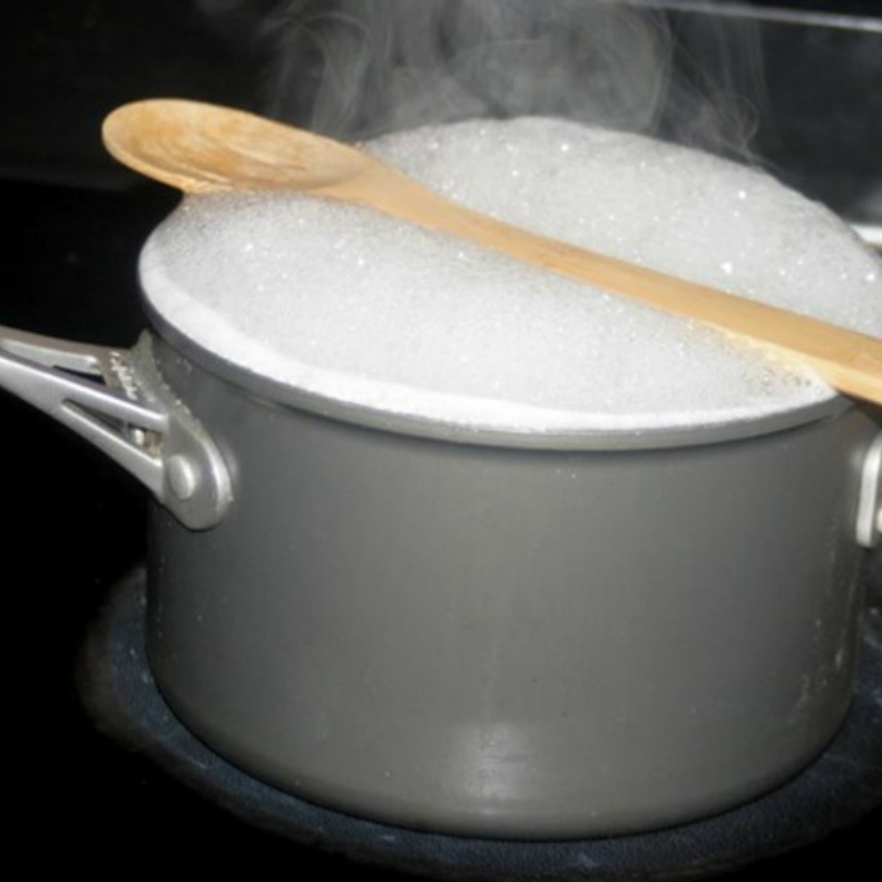 طرق فعالة لتجنب فوران السوائل أثناء الطهي