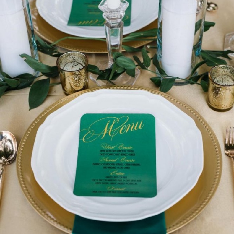 كيكة زفاف مزينة باللون الاخضر و الابيض مستوحاة من الوان العلم السعودي