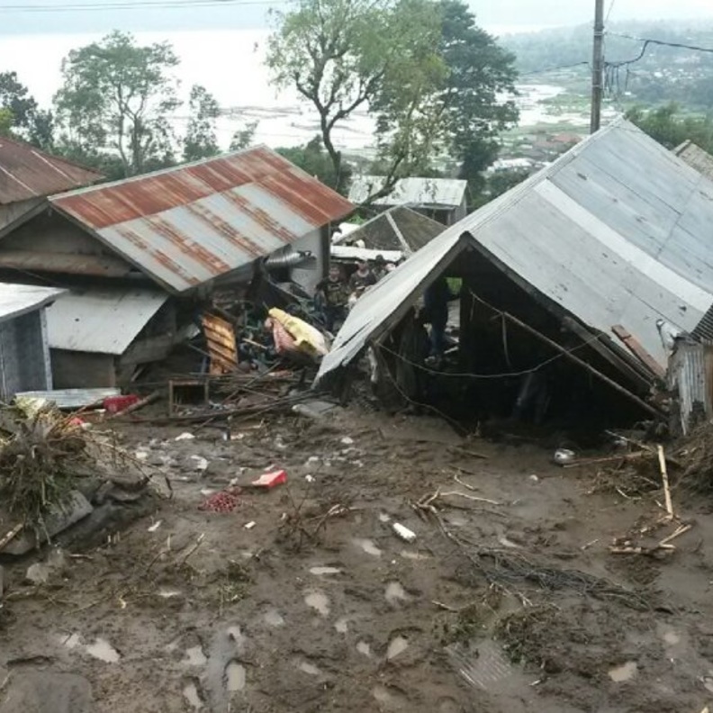 تحذيرات مرتفعة من نشاط بركان آجونج