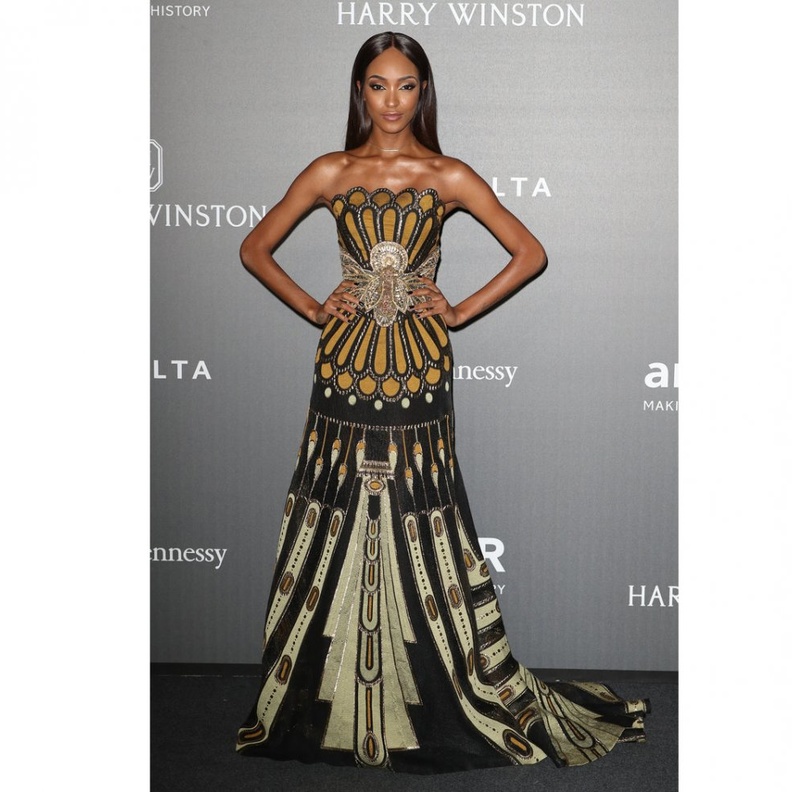 فستان فاخر وشفاف ارتدته Maria Borges مع موضة الشراريب والتطريز الذهبي