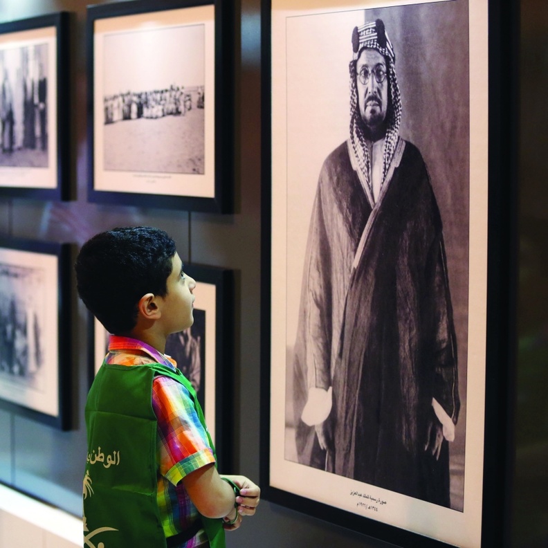 صورة الملك عبالعزيز في معرض سلمان التاريخ.