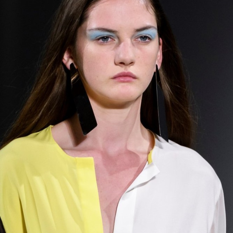 رسمات عيون بارزة‎ ‎بألوان وردية على خطى عرض أزياء ‏Byblos 