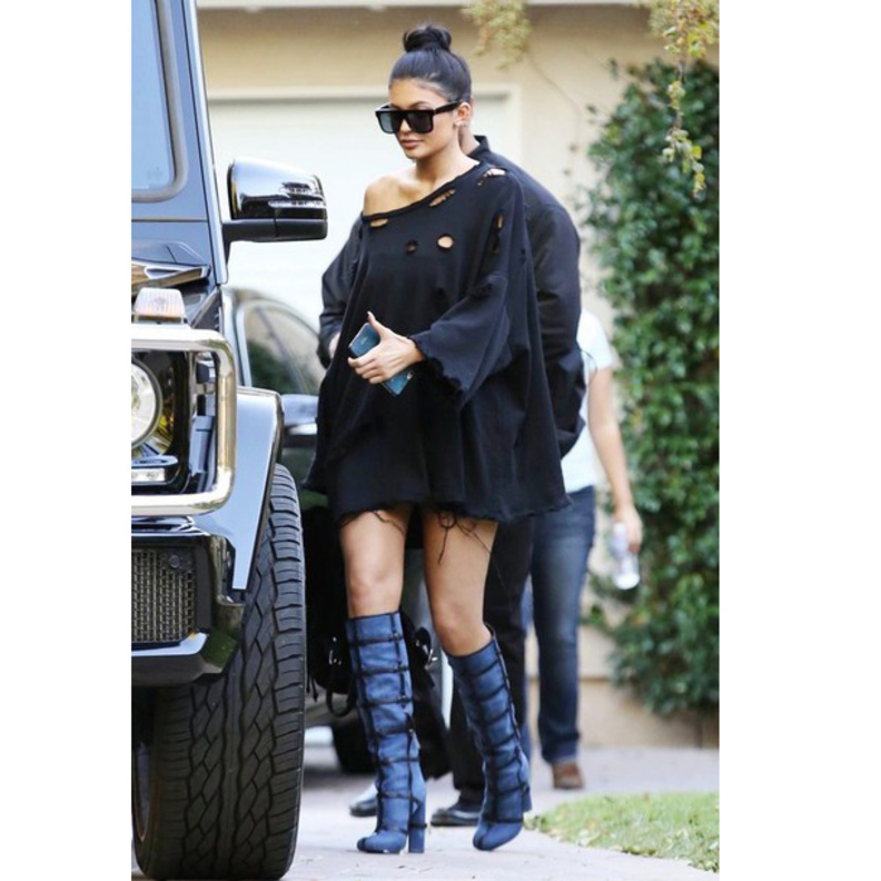 لاحظنا أن كايلي جينير بدأت باختيار الملابس الفضفاضة والمريحة مؤخراً.