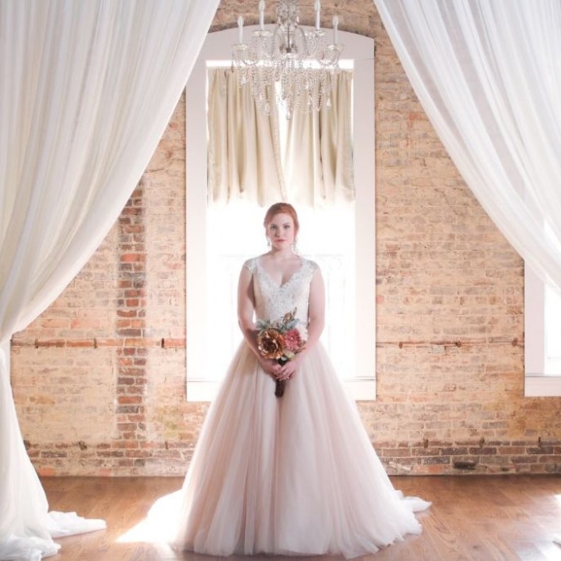 ديكورات ستائر تحمل طبعات و رسوم طبيعية للعروسين