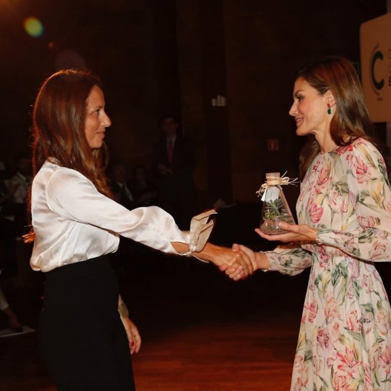 بالصور الملكة ليتيزيا في إطلالة أنيقة باللون الوردي