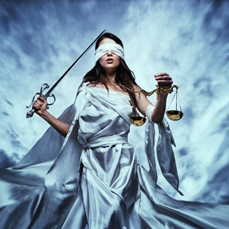 متردد يأخذ وقته ويقيس ايجابيات وسلبيات كل قرار