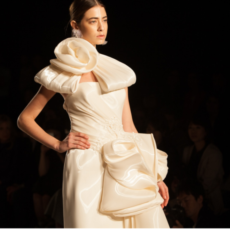 فستان من مجموعة Elisabetta Polignano مزين بالعقدة الكبيرة