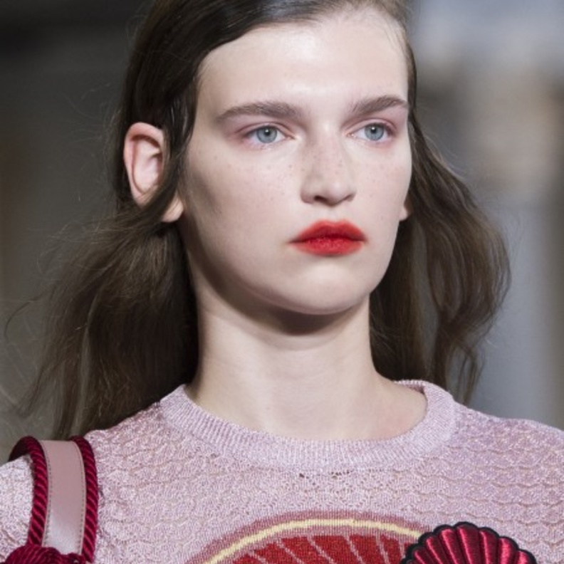 الوان شفايف لماعة بأسلوب دار Elisabetta Franchi