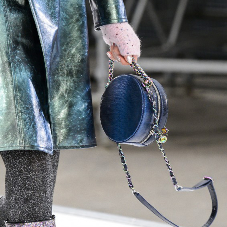 الوان شنط شانيل فضية مع الاسود