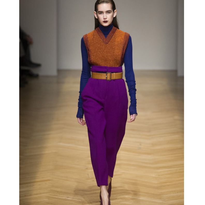 vanessa Sweard الترابي المحروق مع الابيض في اطلالة راقية