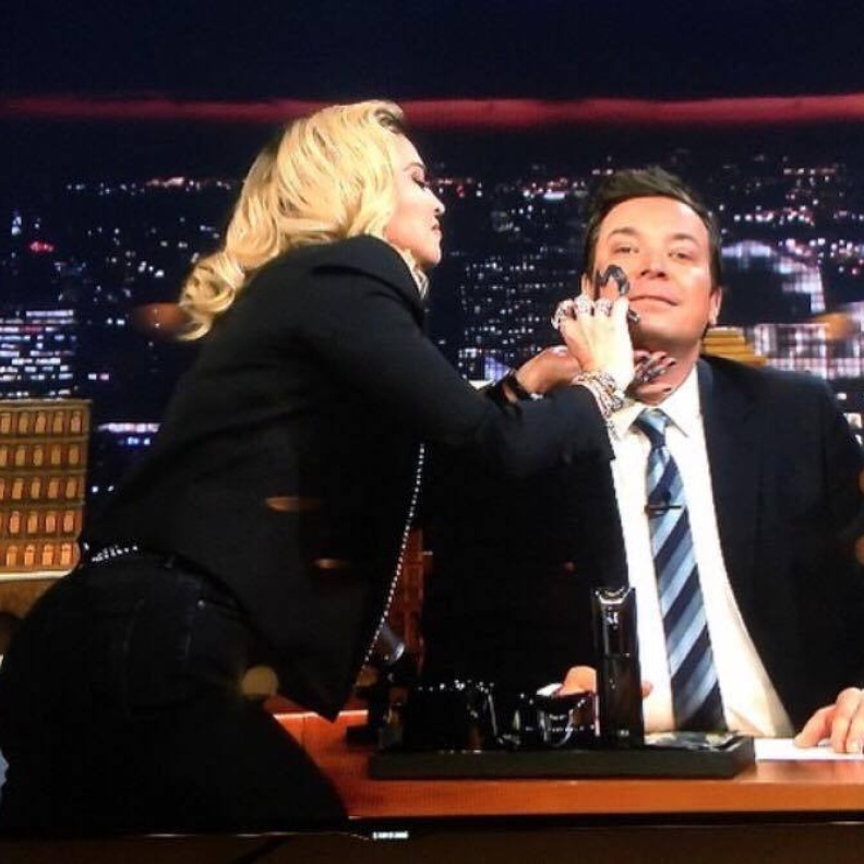 مادونا تمازح الكوميدي جيمي فالون خلال استضافته لها في برنامجه