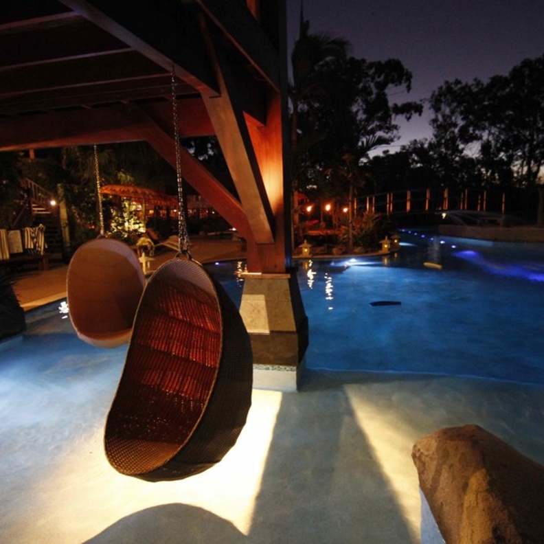 المغيب في الجزيرة رومانسية حالمة