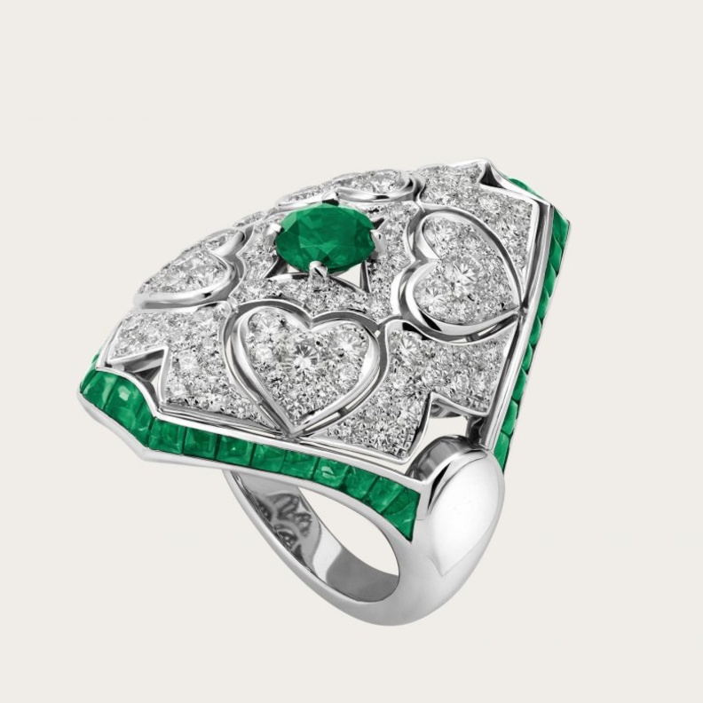 خاتم شانيل من الذهب الأبيض والياقوت الأزرق