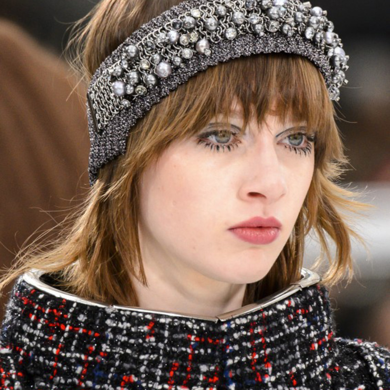 صور اكسسوارات شعر للبنات باللولي مع الباند على خطى عارضات ألتوزارا ALTUZARRA