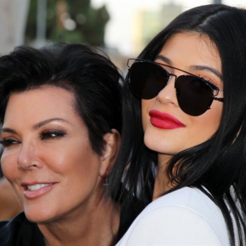 كريس جينر تبحث عن أفضل السبل للاستفادة ماديا من حمل ابنتها