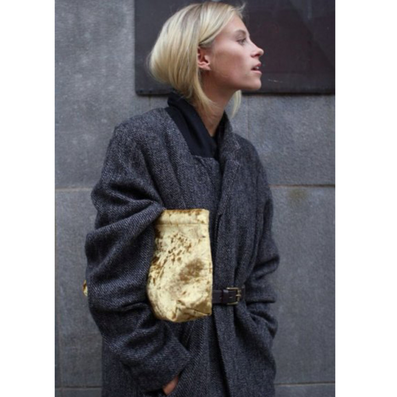 اختاري شنطة يد ذهبية مع اطلالاتك الشتوية