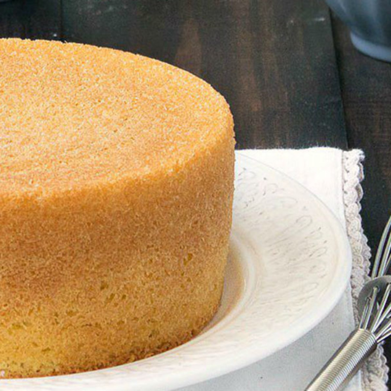 يجب تقطيع الكيك الاسفنجي بعد ان يبرد