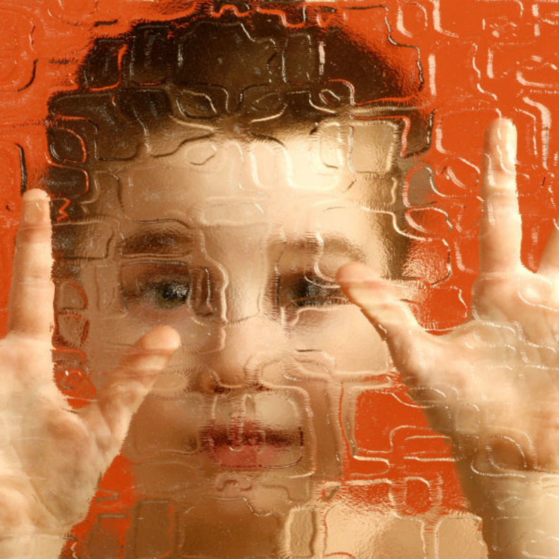 من اعراض التوحد ان يرتب الطفل العابه بنسق متكرر