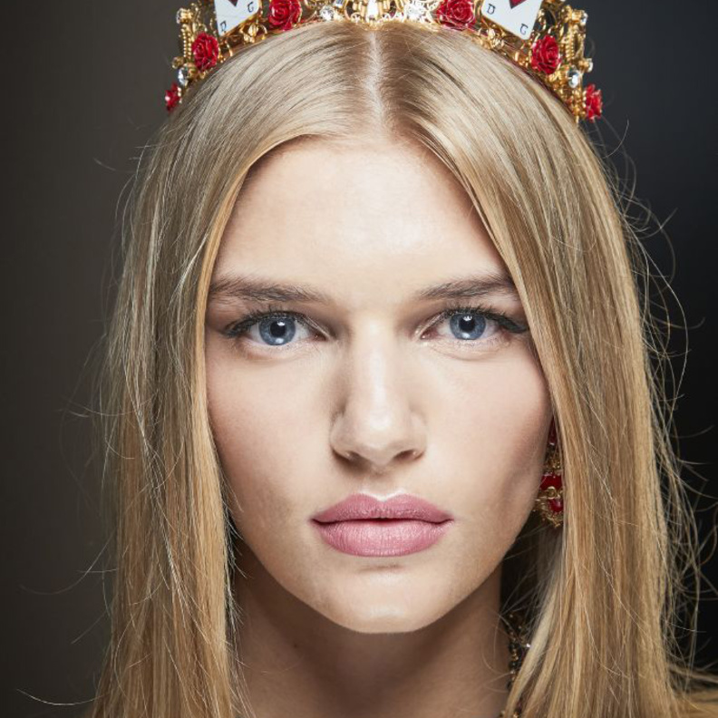 خلف كواليس DOLCE&GABBANA ماكياج يعكس أنوثة مرهفة