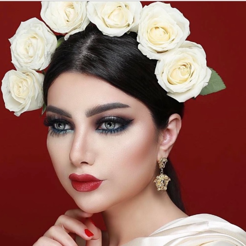 مكياج ناعم مع الآلينر الامع من منى النعمان