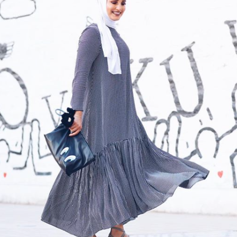 فستان كاجوال أسود مع تطريزات شرقية نسّقته آسيا مع حذاء رياضي أبيض