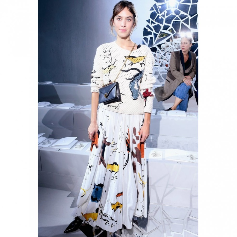 تألقتCHIARA FERRAGNI بفستان طويل مع الطبعات والتول العصري مع الاقمشة الملونة