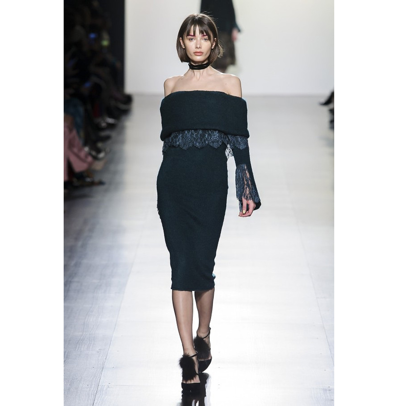 فساتين الاوف شولدر مع الشق الجانبي من Monse