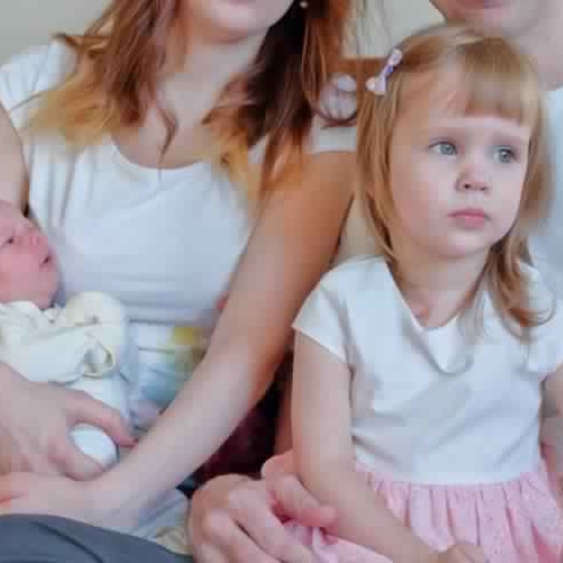 علامات غيرة الطفل من المولود الجديد وطرق تجنبها