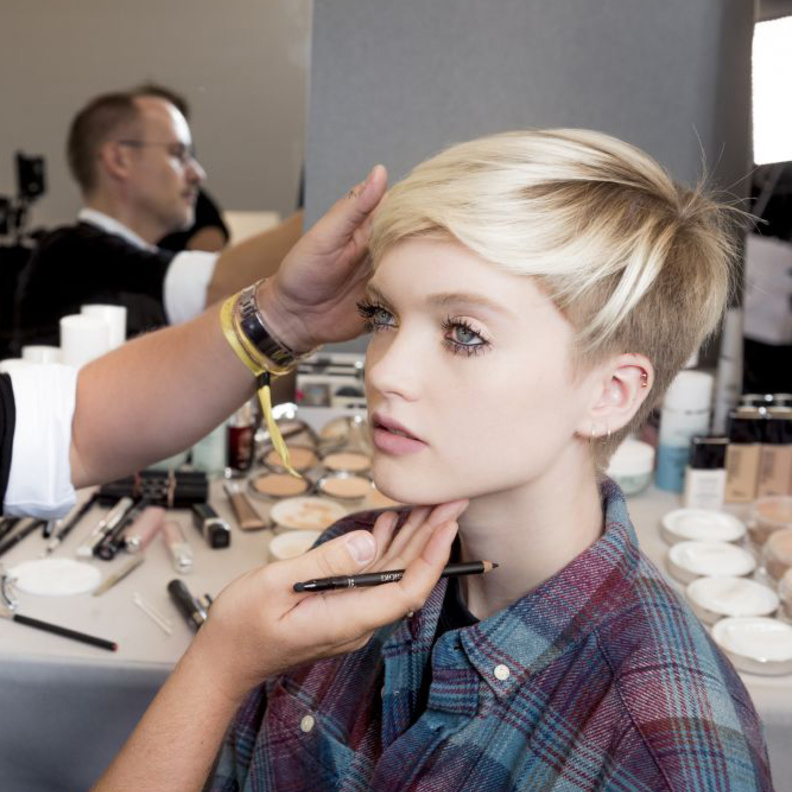 _ابتكر المدير الابداعي لدى دار ديور Dior بيتر فيليبس Peter Philips إطلالة مكياج جديدة