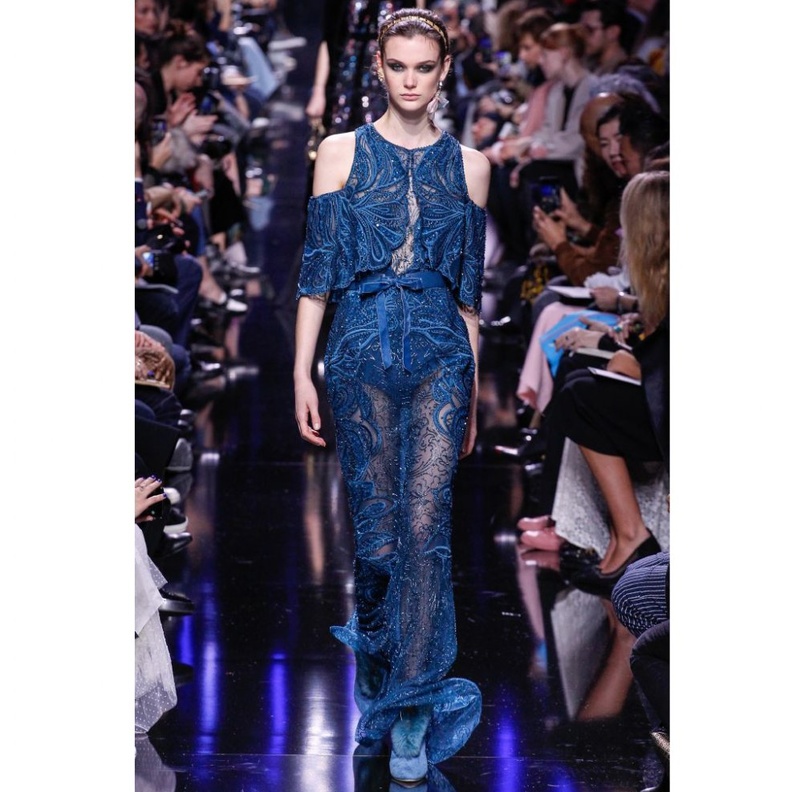 فستان من ايلي صعب