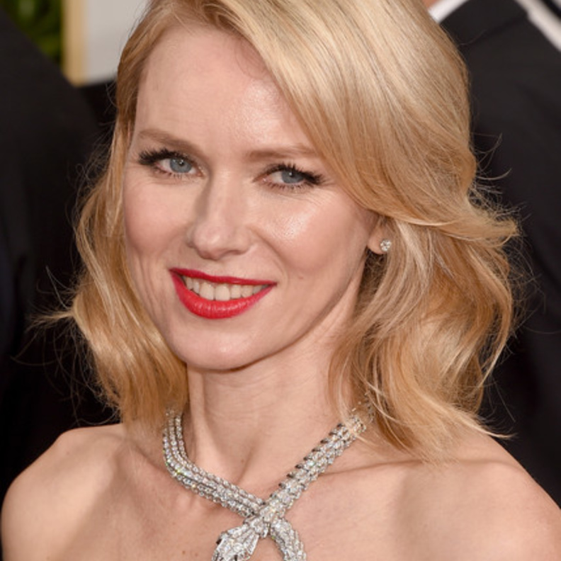 ناعومي واتس ترتدي قلادة الماس من بولغاري Bulgari