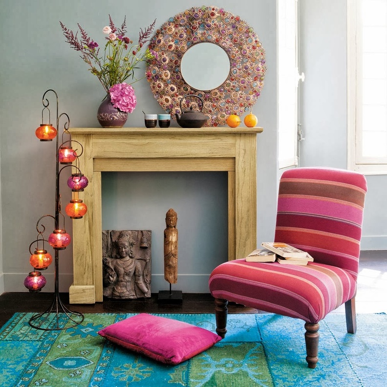 الشموع المختلفة الأحجام ضمن ديكور غرفة الجلوس.