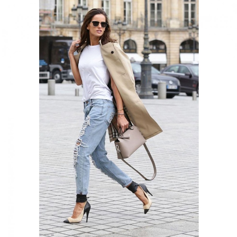 اطلالة نهارية أنيقة وكاجوال بالجينز الضيّق الممزق والبلايزر الطويل والوشاح الأسود