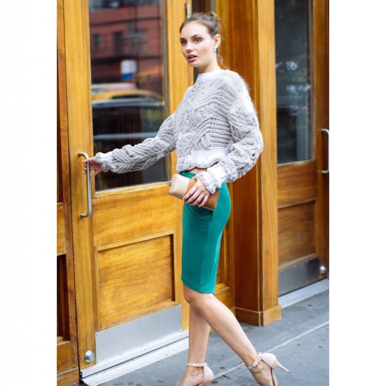 اطلالة جذابة وعصرية بتوب رمادي صوفي مع تنورة بقصّة الكسرات باللون الزهري