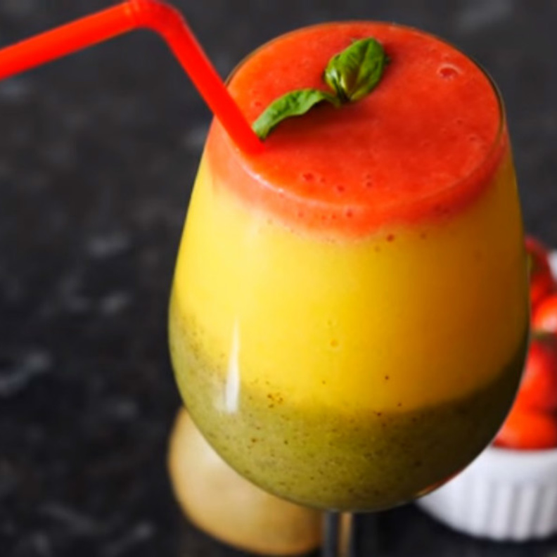  تحضر مكونات عصير كوكتيل الفواكه.