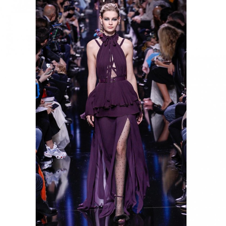 فستان من ايلي صعب باللون البنفسجي