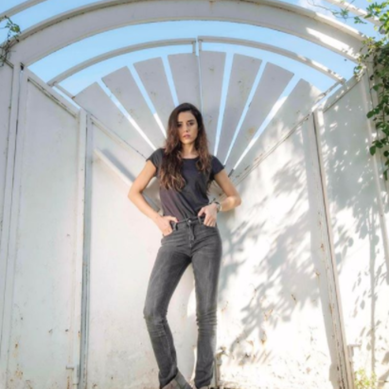 هازال كايا باطلالة عصرية