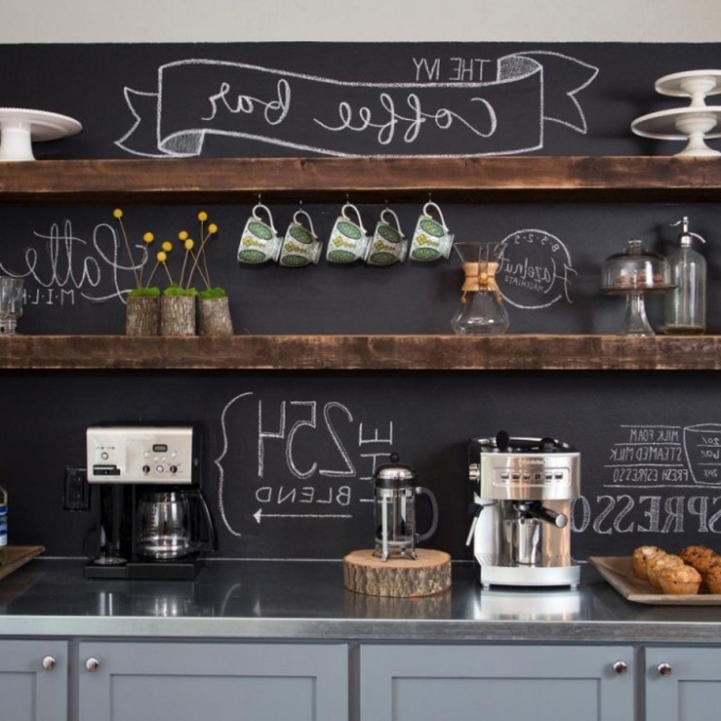 تخصيص مكان في زاوية المطبخ بديكور أدوات القهوة 