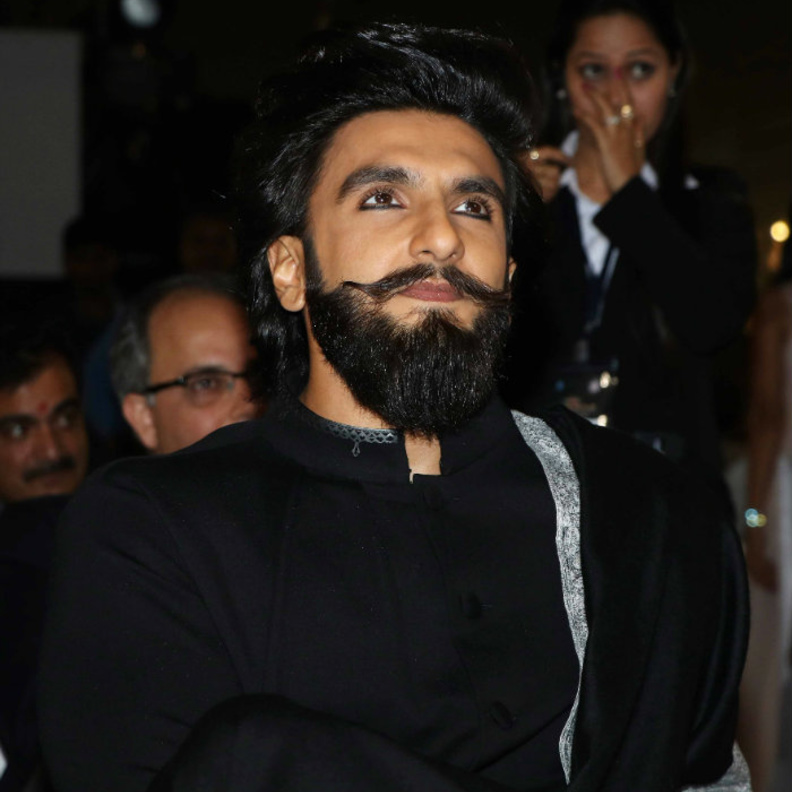 رانفير سينغ يتقمص شخصيات أفلامه لدرجة مقلقة