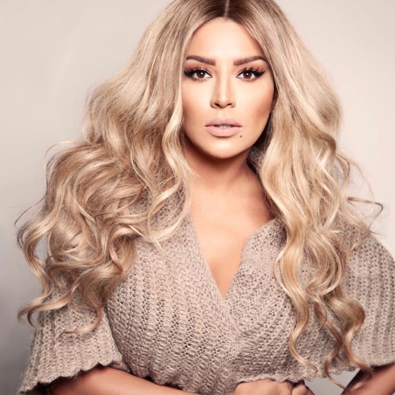 أمل بوشوشة اختارت صبغات الشعر البني الداكن