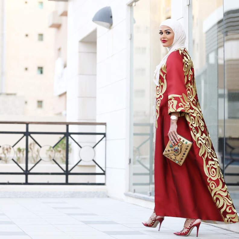 موديلات عبايات ملونة بتدرجات الازرق على طريقة مرمر