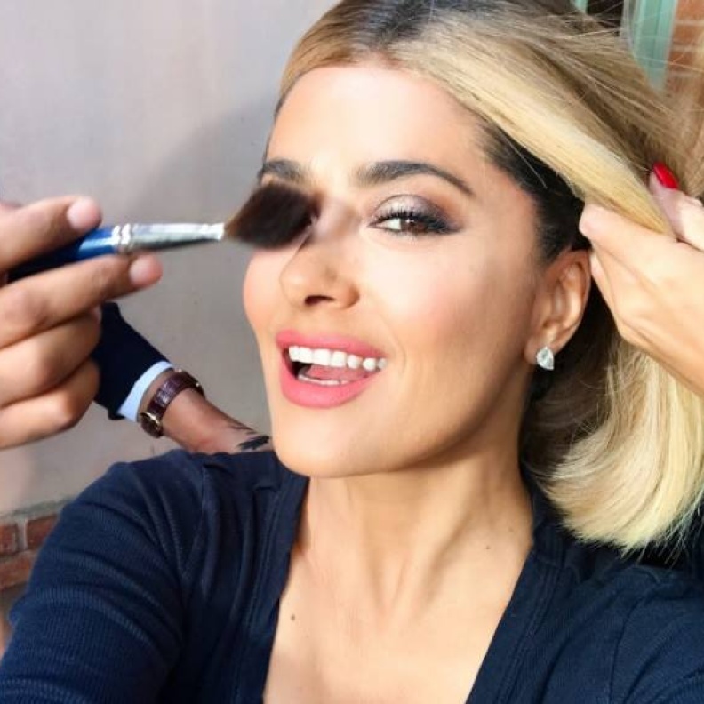 سلمى حايك تفاجئ جمهورها بشعرها الأشقر أثناء الاستعداد لحضور عرض التوزارا في باريس أمس