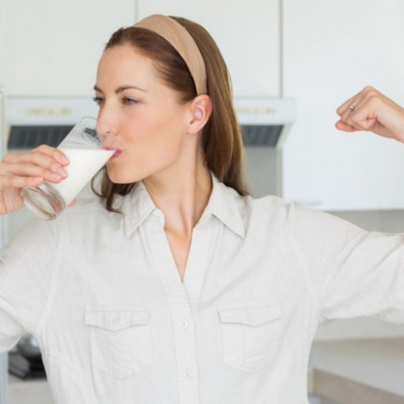  الحليب غني بالكالسيوم لتقوية العظام.