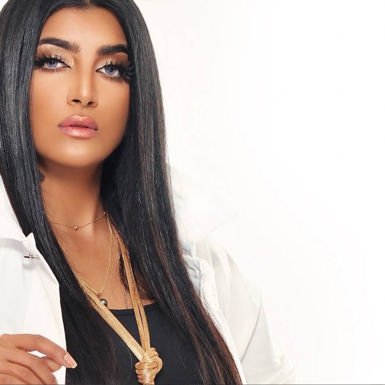 مكياج برونزي ثقيل للسهرات