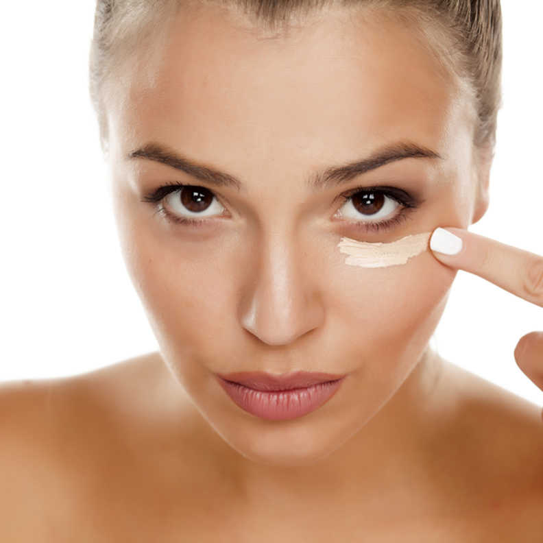 يفيد الكونسيلر في اخفاء عيوب البشرة كالهالات السوداء.